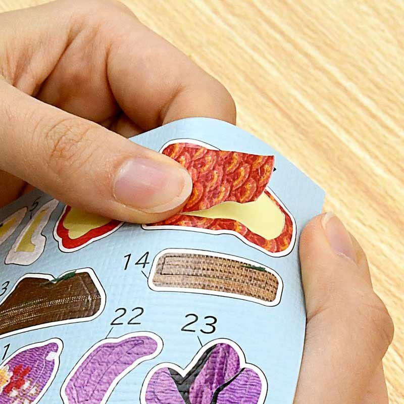 シールは厚みがあるので折り曲げると台紙からはがしやすい