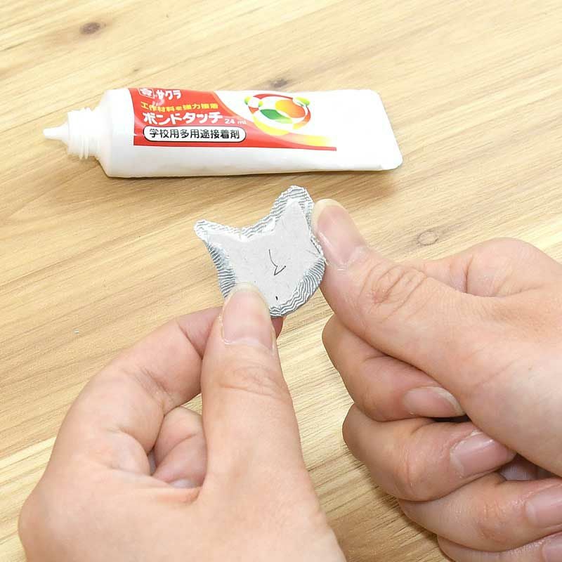 型抜きパーツを布でくるんで作ります