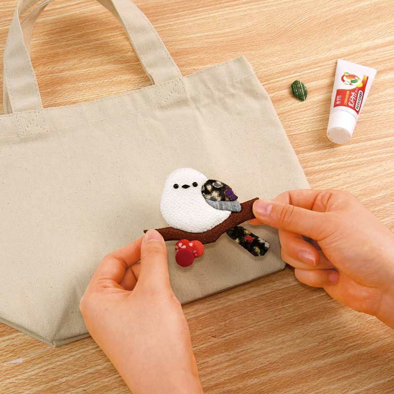 完成品のバッグにモチーフを貼ってできあがり！