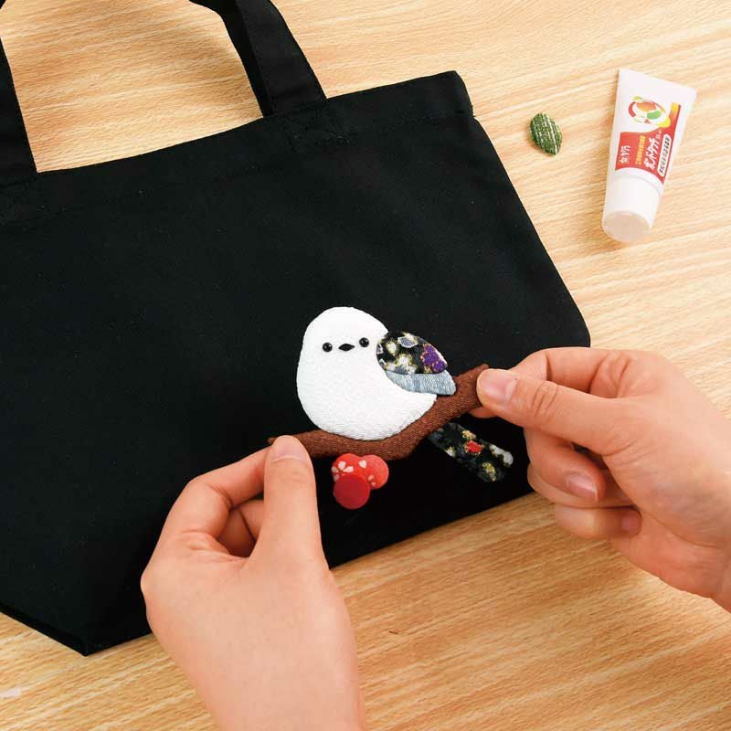 完成品のバッグにモチーフを貼ってできあがり！