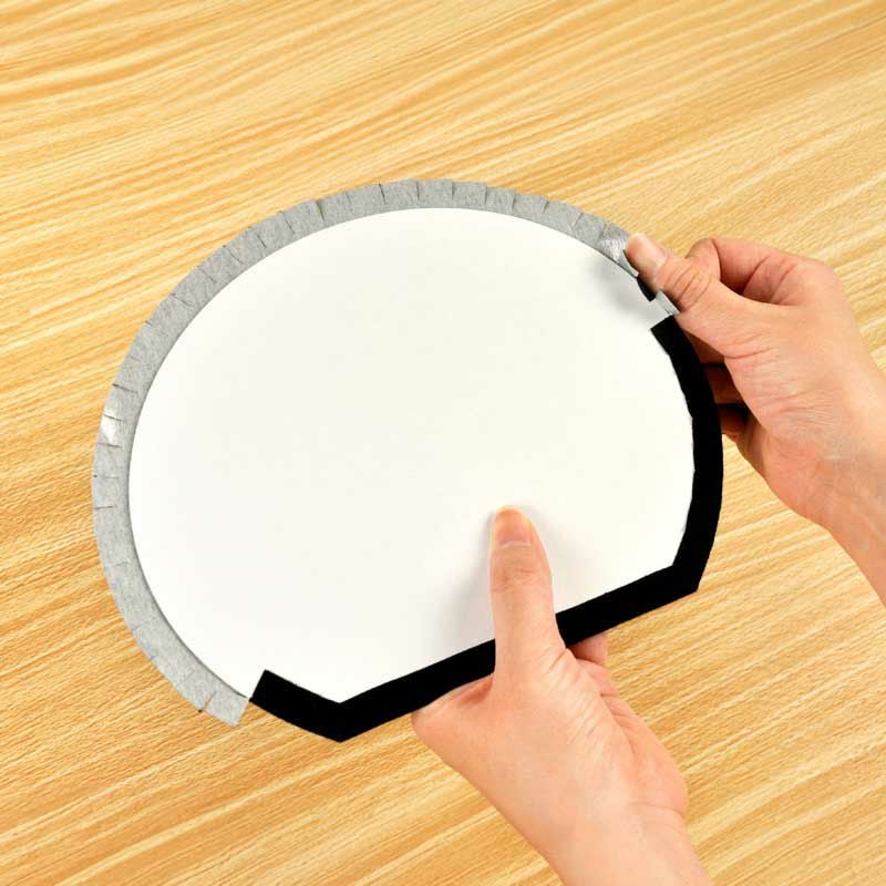 土台はボール紙をくるんで作ります