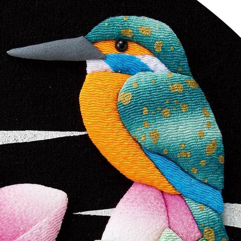 翡翠のような色鮮やかな羽色から「飛ぶ宝石」と呼ばれるカワセミを、グラデーションが美しいちりめん布で表現します