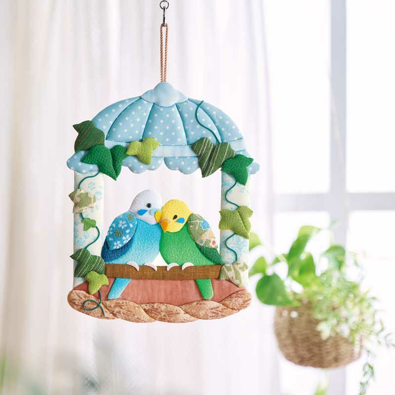 愛くるしい表情がたまらない、心癒されるインコの壁飾り