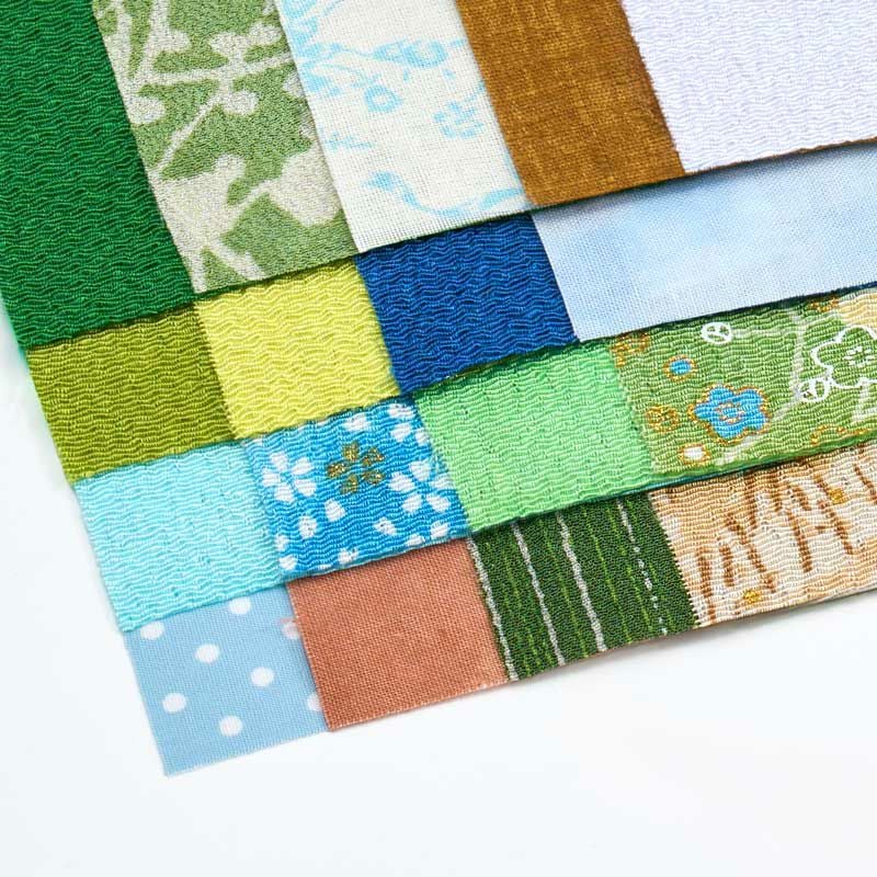 国産のちりめん布を含む17種類の布で作ります