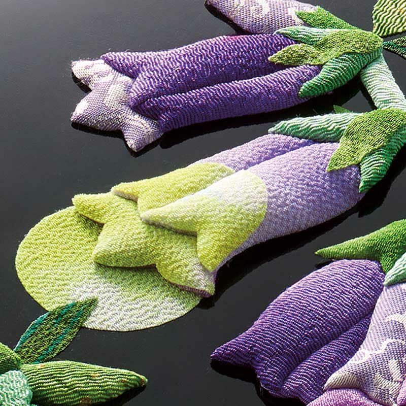 ふっくらとしたモチーフと、高級感溢れる鏡面仕上げ(ピアノ塗装)