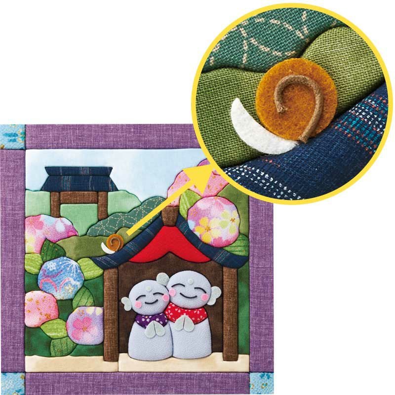 祠の上にちょこんと乗っている小さなカタツムリはあらかじめ型抜きされているパーツを貼るだけ