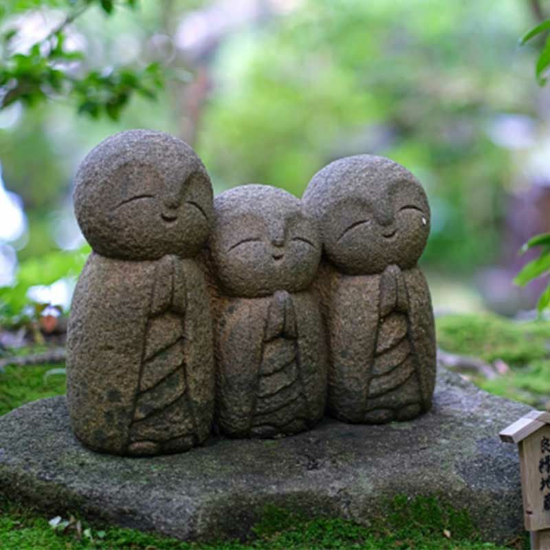 お地蔵さんは、古くから私たちの身近で見守ってくださる慈愛の象徴です