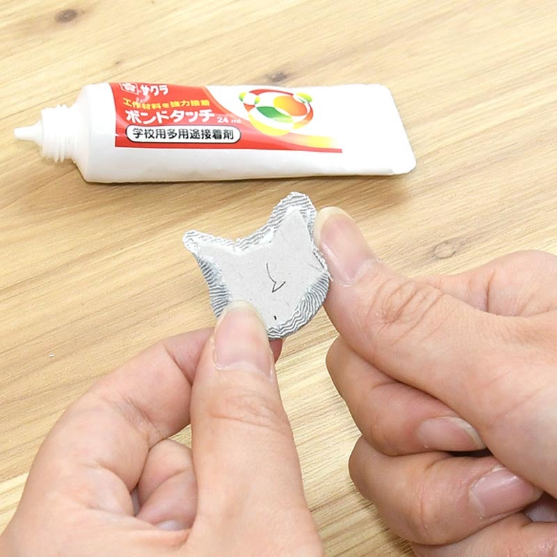 型抜きパーツを布でくるんで作ります