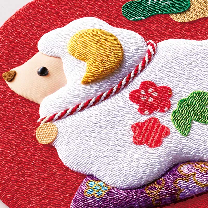 ふっくらとした押絵が赤い土台に映えます