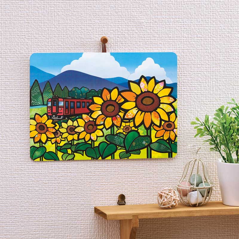 付属のひもで気軽に飾って楽しめます