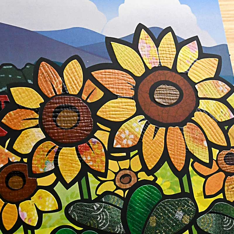 パーツのシールには、布の風合いを表現するために凹凸のあるエンボス加工が施されています