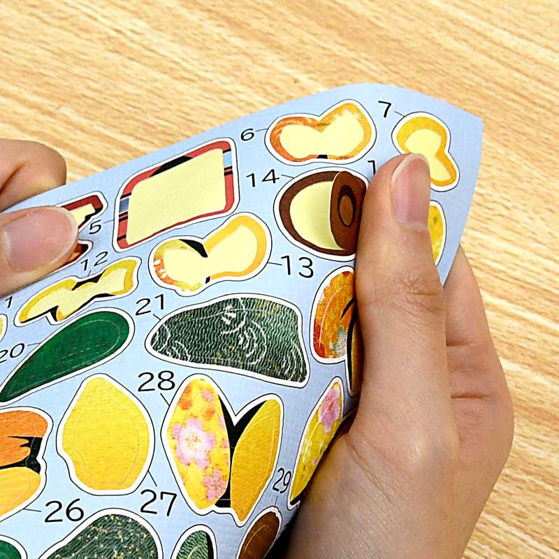 シールは厚みがあるので折り曲げると台紙からはがしやすい