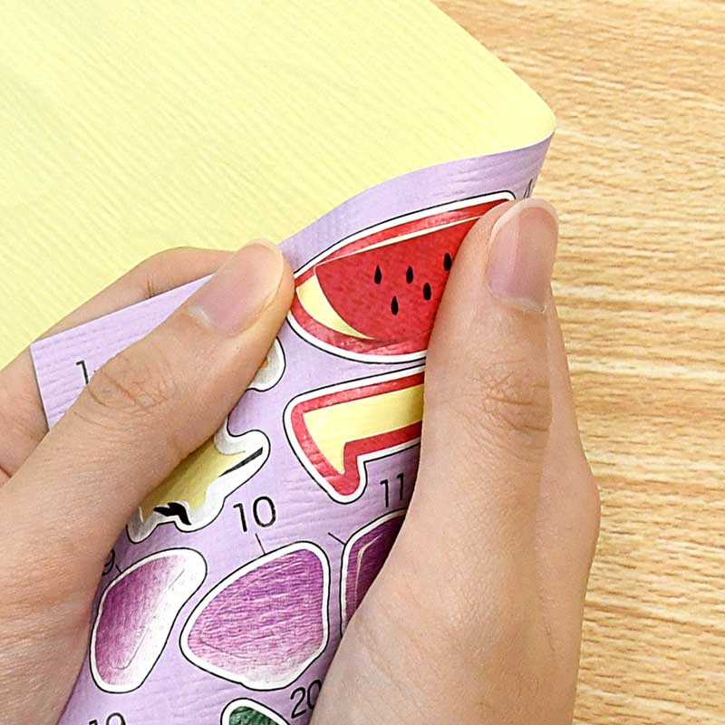 シールは厚みがあるので折り曲げると台紙からはがしやすい