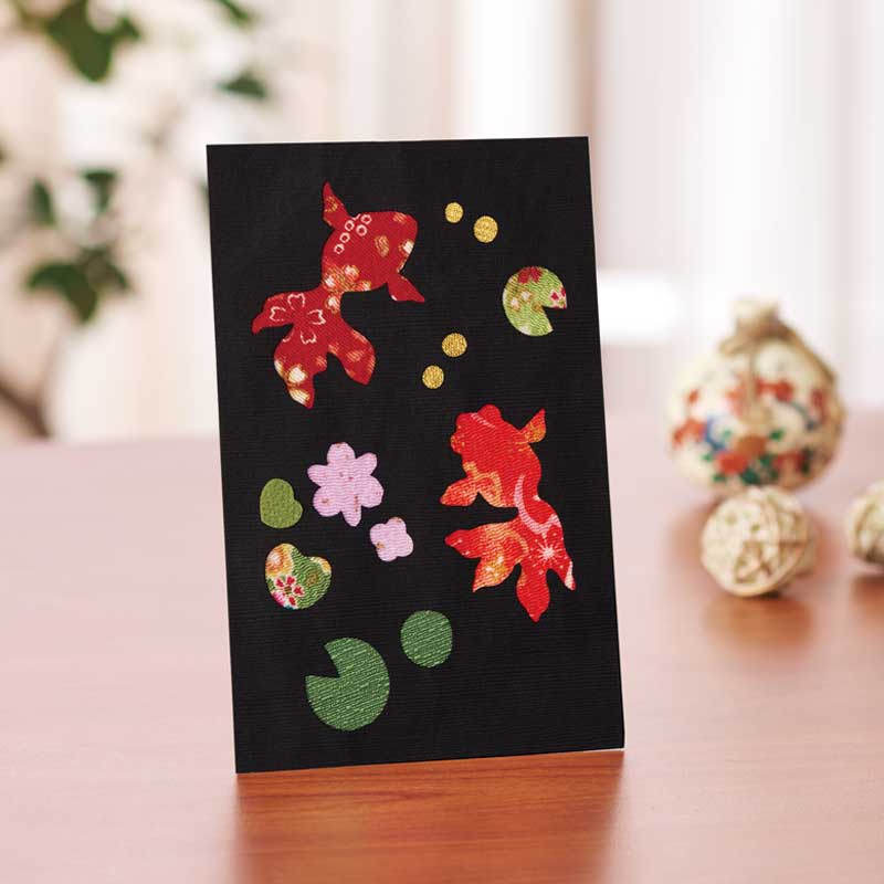 優雅に泳ぐ金魚とホテイアオイが涼を呼びます