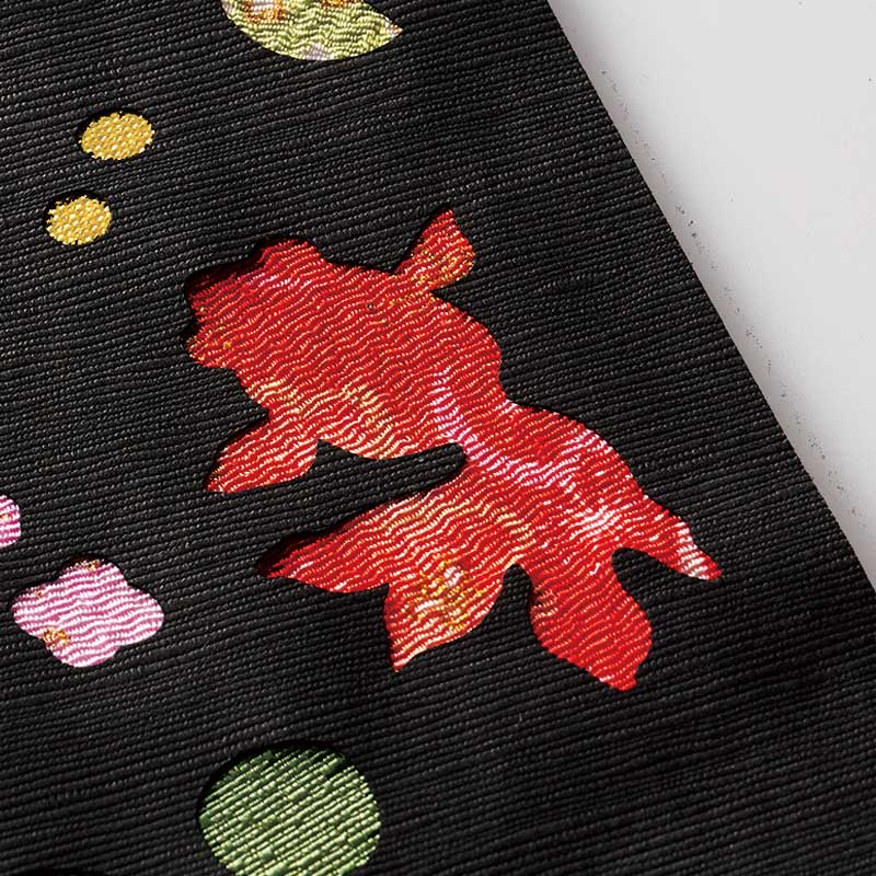 黒地に鮮やかなちりめん布が映えます