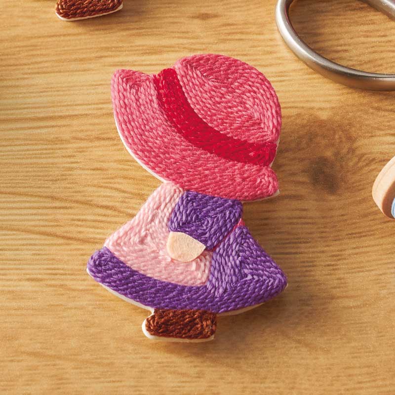 ちびくま工房　グーグリーちゃんの手のひらサイズのお針箱　赤糸刺繍のカルトナージュ 糸の詩マグネット・スーちゃん（C）｜株式会社さくらほりきり
