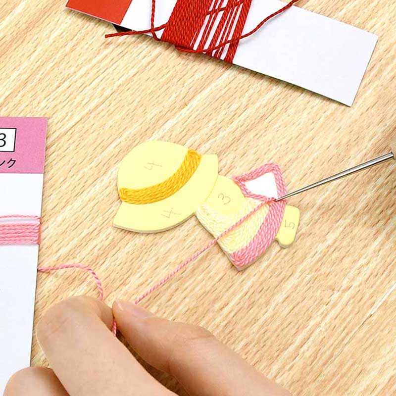 刺繍糸を下絵ボードに貼っていくだけで作ることができます