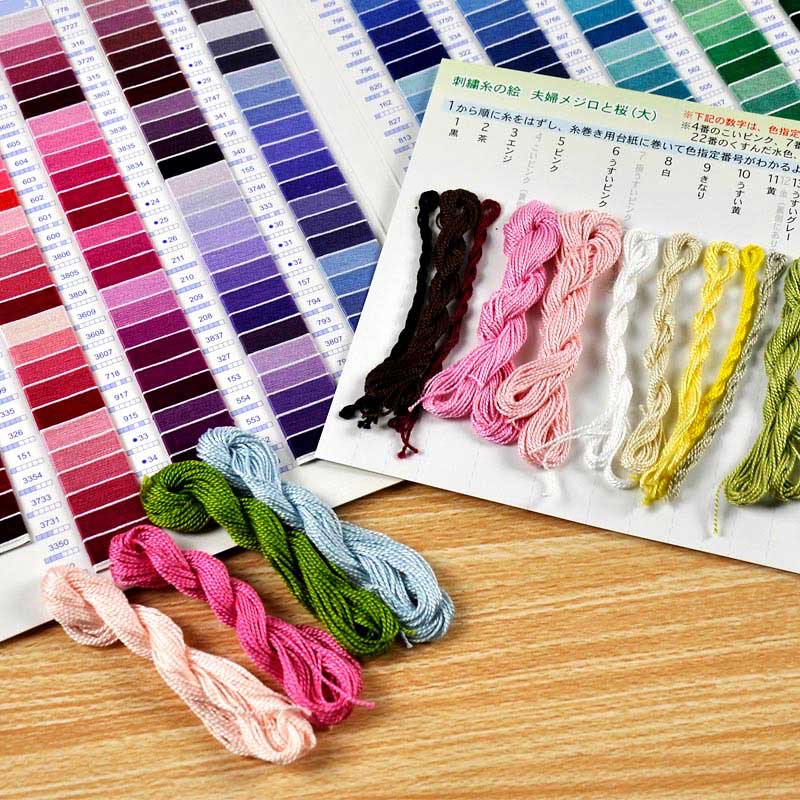 シルクのような美しい光沢や、繊細な発色のフランス産の刺繍糸を使います