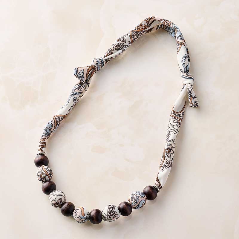 白がベースのクラシカルな柄