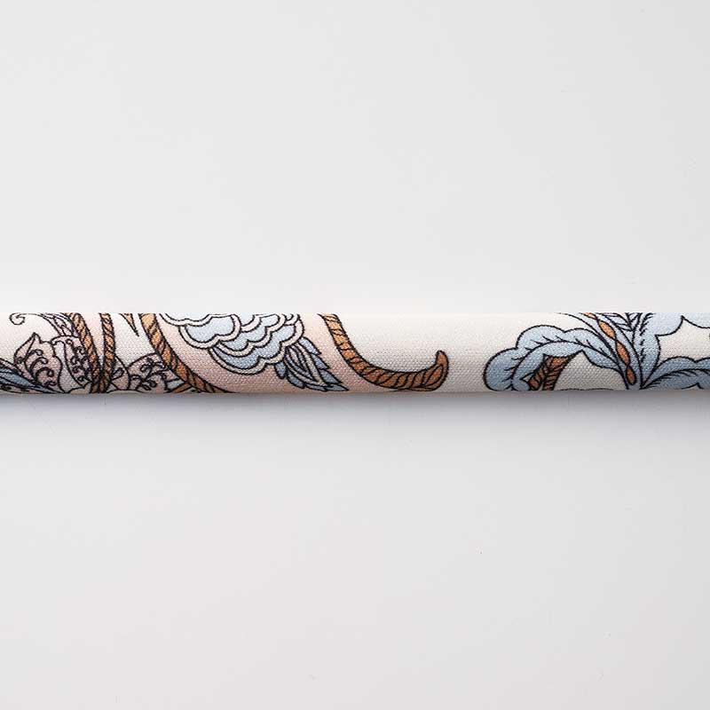 ネックレスの布はなめらかな肌触りと高い伸縮性が特徴のスムース生地で、縫製不要