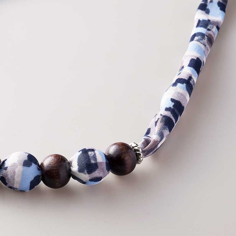 メタルパーツがさりげないポイント