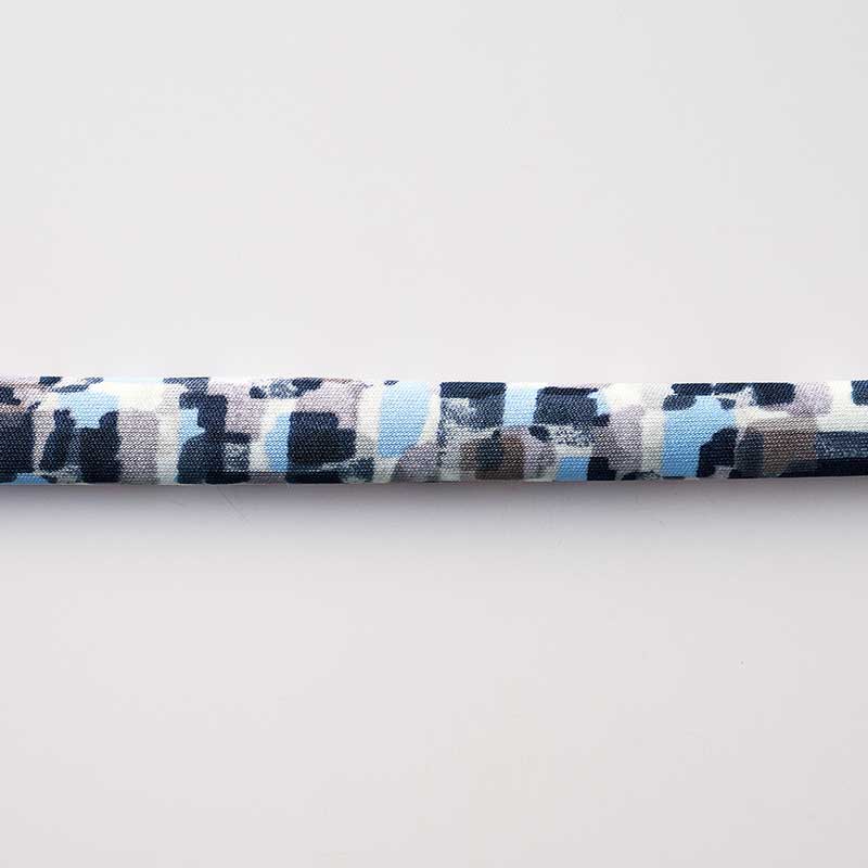 ネックレスの布はなめらかな肌触りと高い伸縮性が特徴のスムース生地で、縫製不要