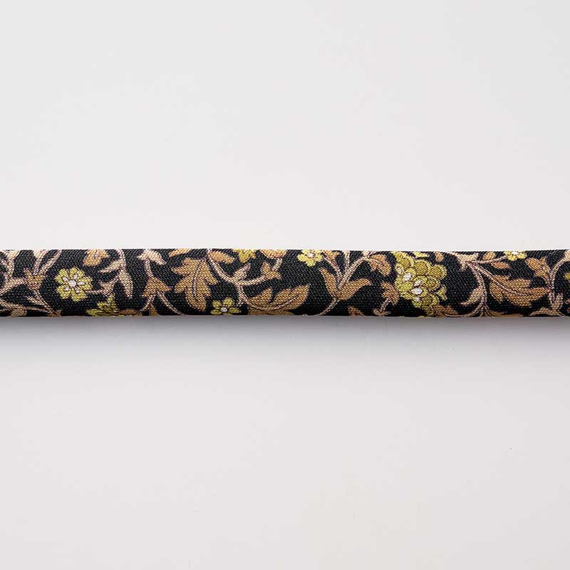 ネックレスの布はなめらかな肌触りと高い伸縮性が特徴のスムース生地で、縫製不要