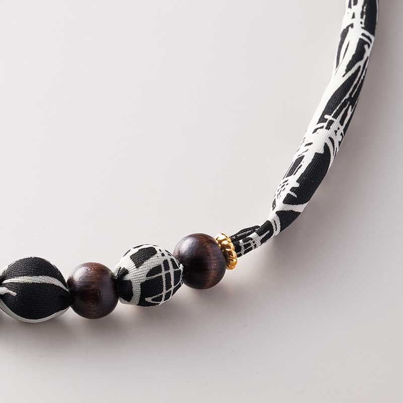 メタルパーツがさりげないポイント