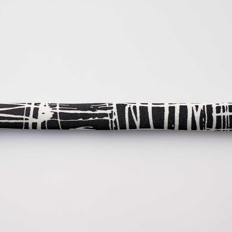 ネックレスの布はなめらかな肌触りと高い伸縮性が特徴のスムース生地で、縫製不要