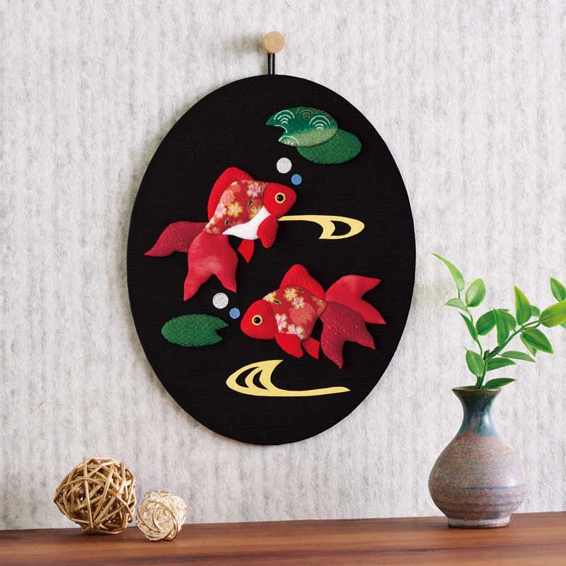 飾り映えのあるサイズの、色鮮やかな金魚の壁飾り