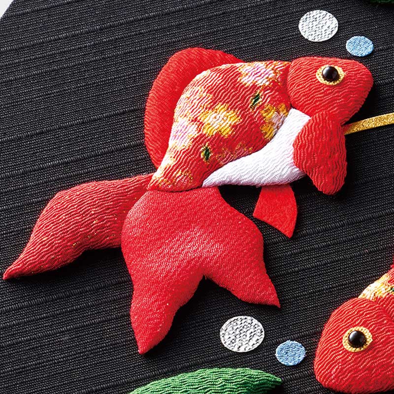 ふっくらとした押絵が黒い土台に映えます