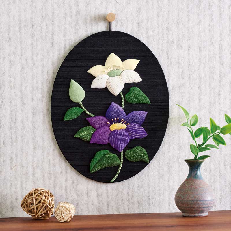 飾り映えのあるサイズの、鮮やかな紫と涼し気な白のクレマチスの壁飾り