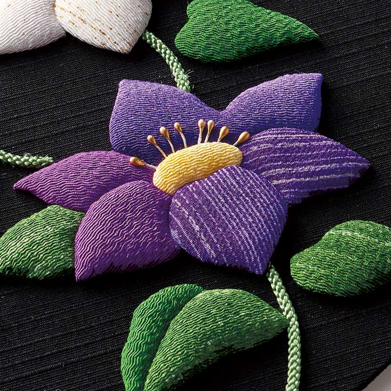 ふっくらとした押絵が黒い土台に映えます