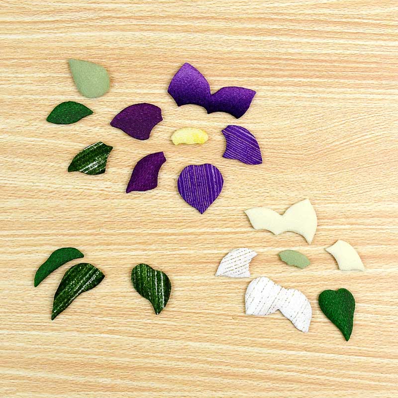 くるむのは全部で18パーツ、クレマチス1輪につき8～10パーツで作れます