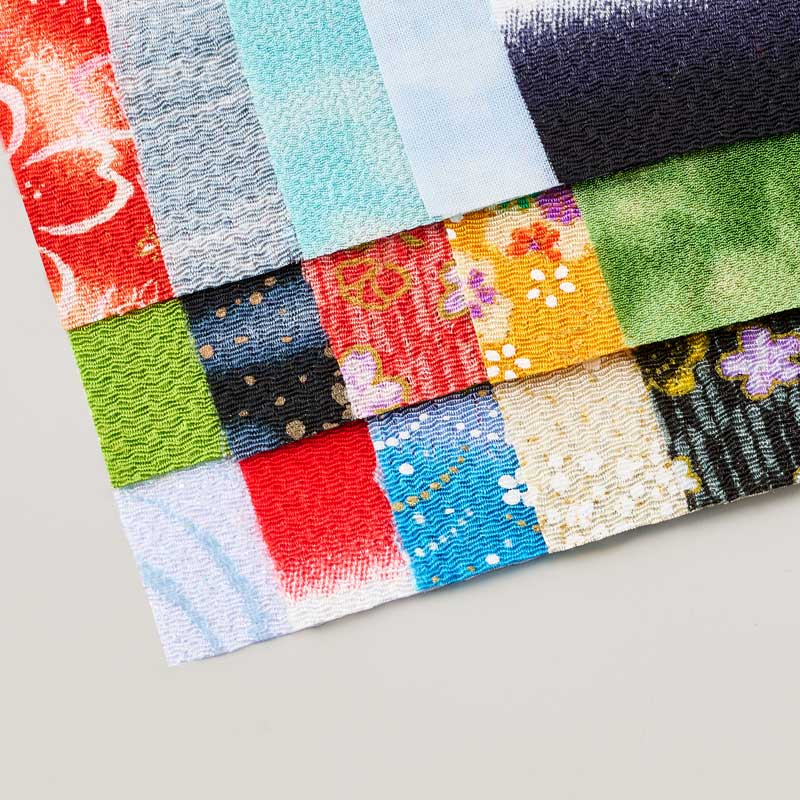 国産のちりめん布を含む15種類の布で作ります