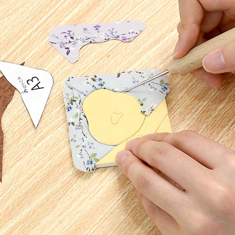 目打ちでミゾをなぞって布を入れこんで作ります