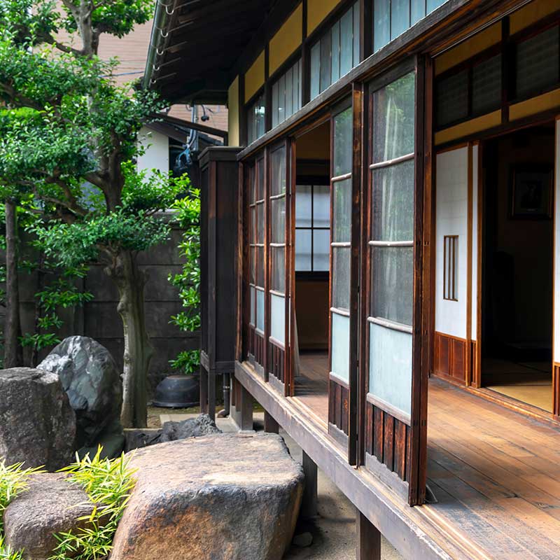 縁側は夏の暑さや直射日光を和らげる効果のある、日本家屋ならでは構造です。