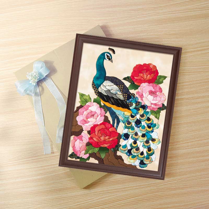 孔雀は富と繁栄、牡丹は気高く華やかな美の象徴