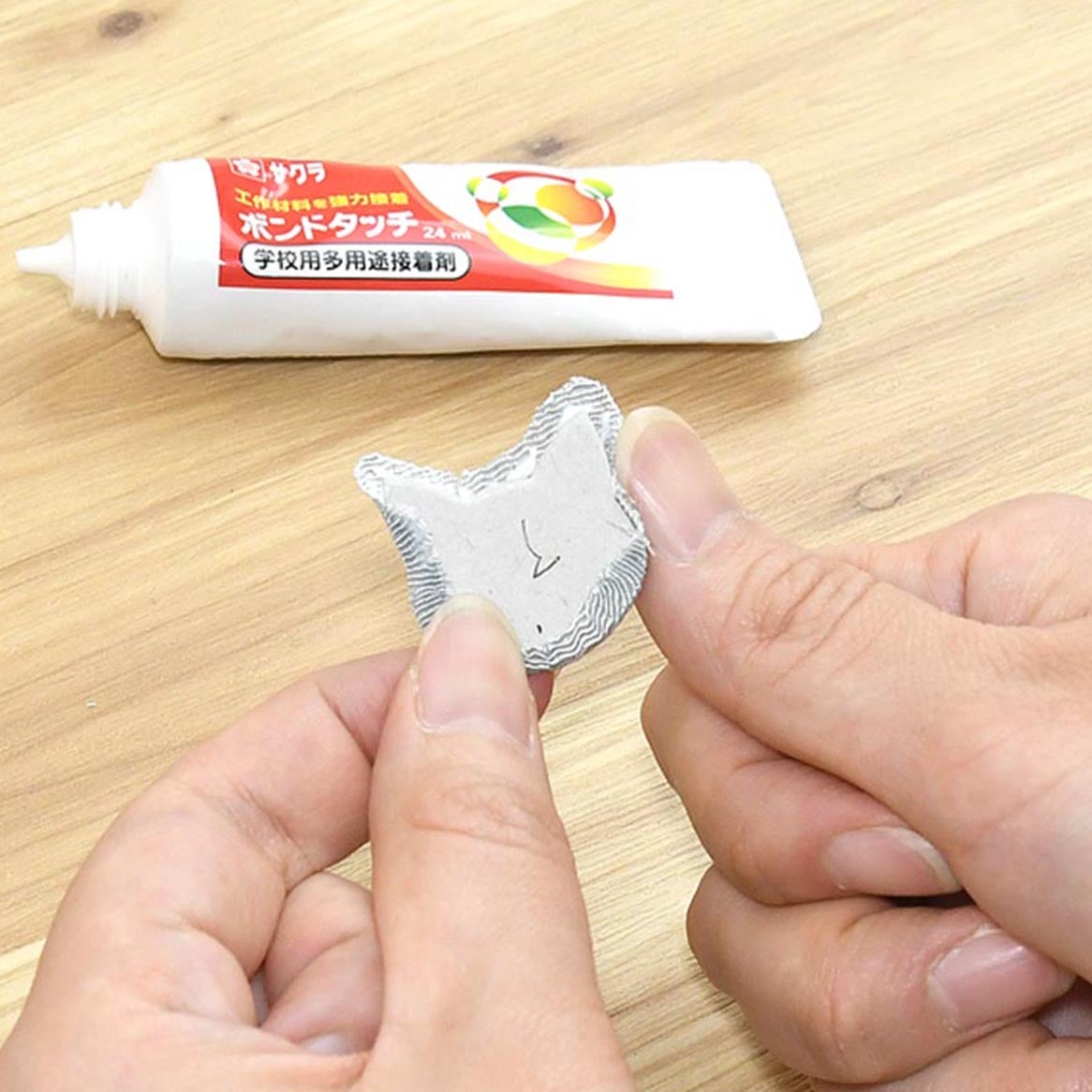 型抜きパーツをくるんで作ります