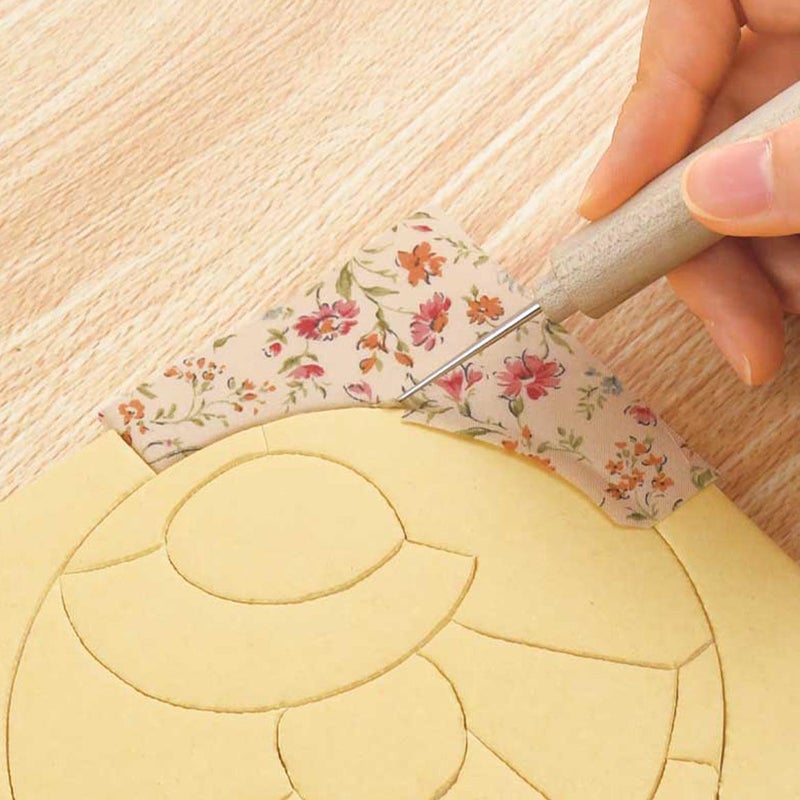 専用目打ちでミゾに布をなぞって入れる（きめこむ）だけで簡単に作ることができます