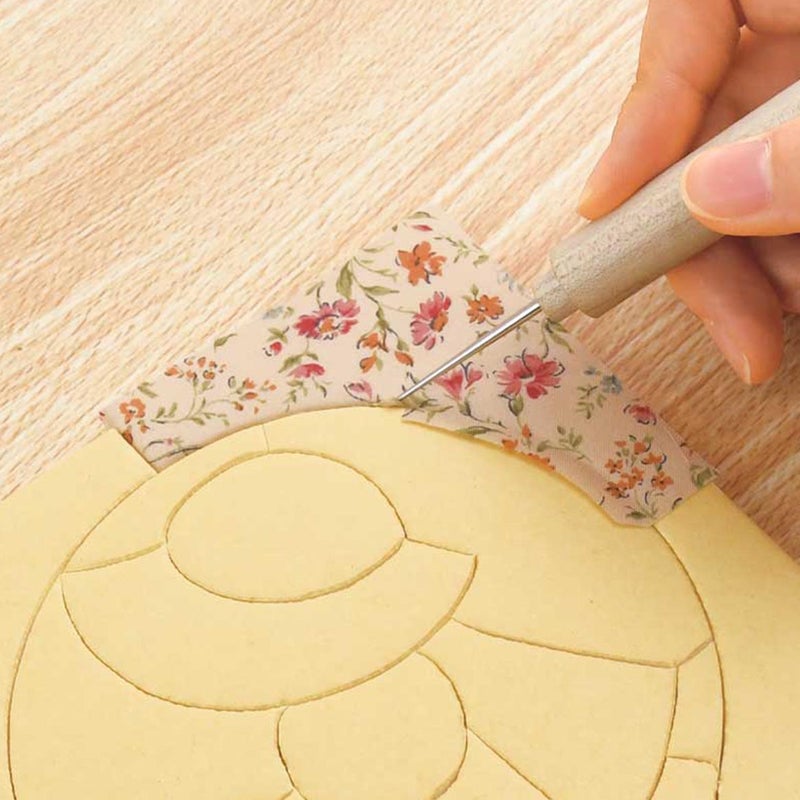 専用目打ちでミゾに布をなぞって入れる（きめこむ）だけで簡単に作ることができます