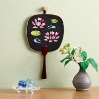 付属の紐をつけて壁に掛けて飾ることができます