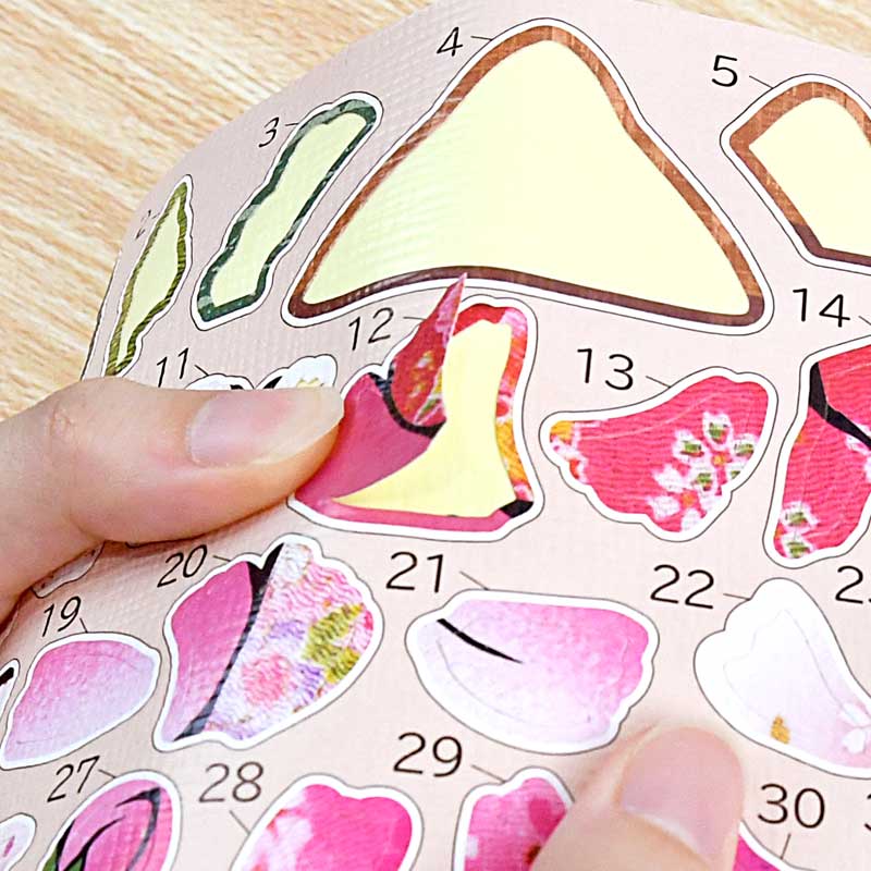 シールは厚みがあるので折り曲げると台紙からはがしやすい