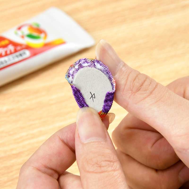 型抜きパーツを布でくるんで作ります