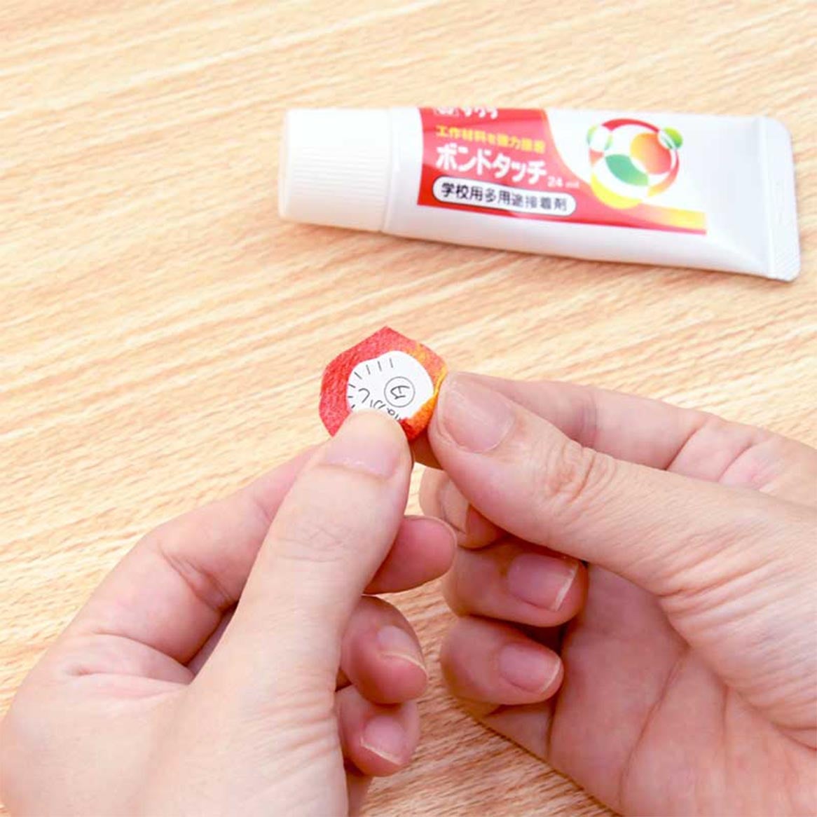 型抜き済みパーツをくるんで作ります