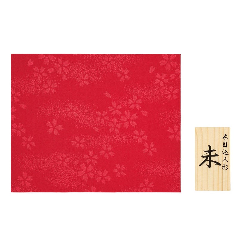 木製の木札と赤い敷き布付属