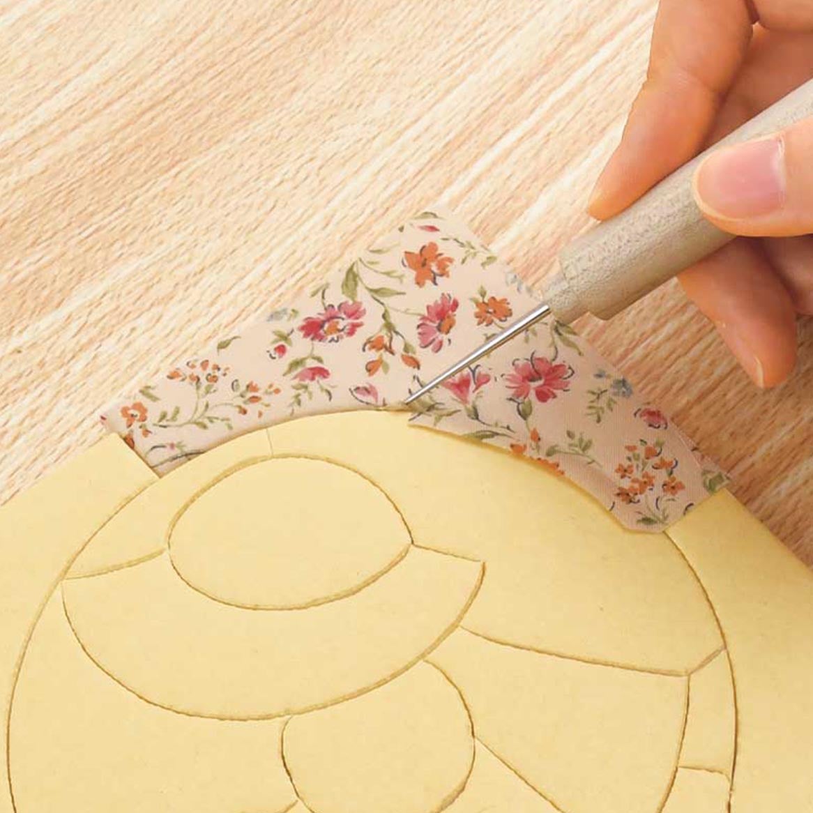 専用目打ちでミゾに布をなぞって入れる（きめこむ）だけで簡単に作ることができます