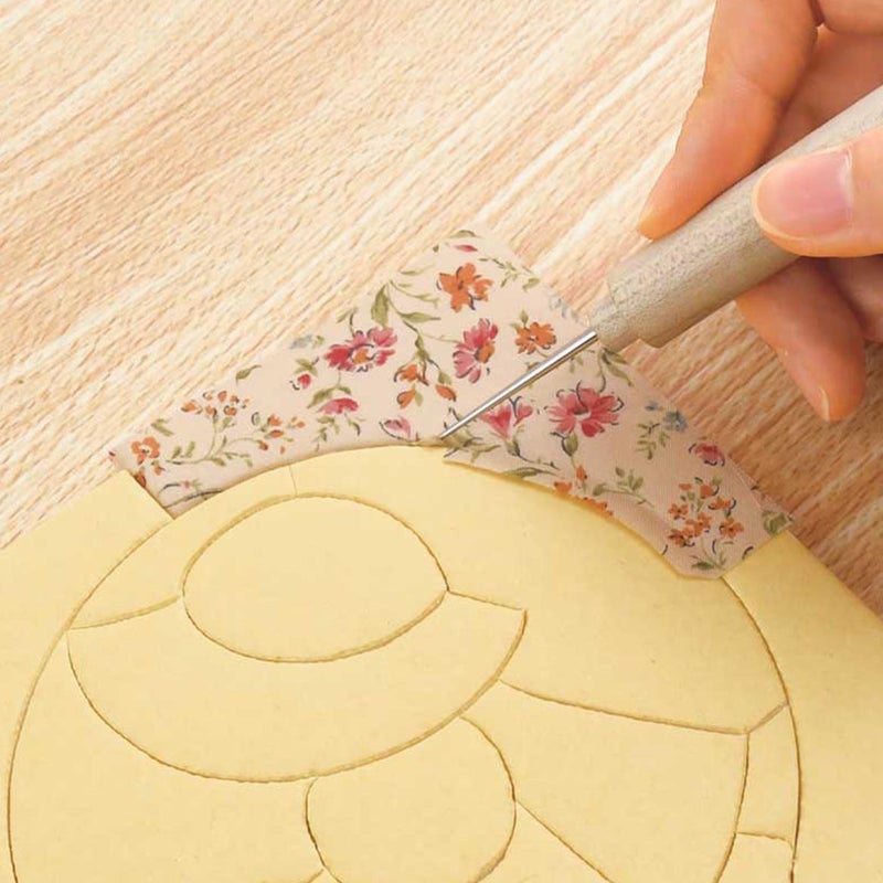 専用目打ちでミゾに布をなぞって入れる（きめこむ）だけで簡単に作ることができます