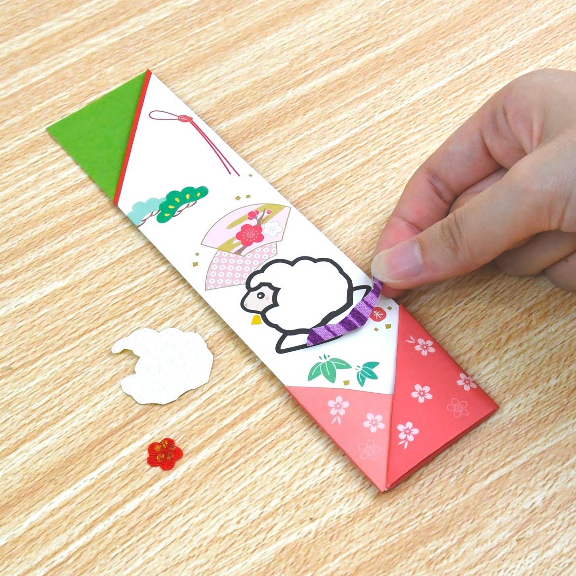 干支の絵柄部分は布を切って貼るだけで簡単に作れます