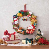 賑やかなクリスマスのリースが冬の特別なひと時を彩ります